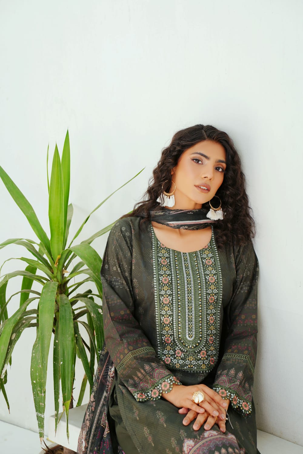 women's embroidered ethnic suit set women's embroidered ethnic suit set