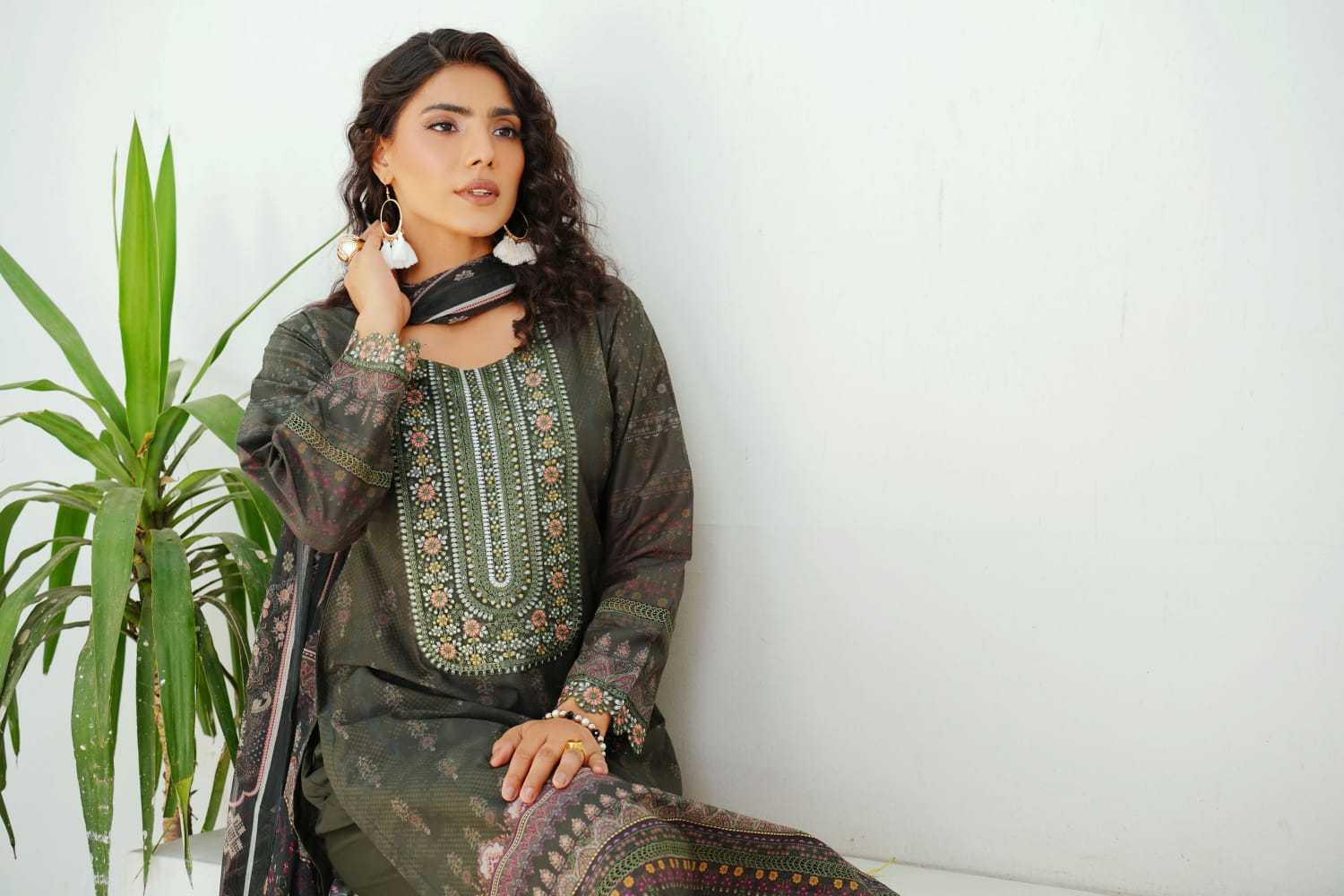 women's embroidered ethnic suit set women's embroidered ethnic suit set